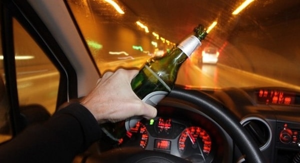 không nên lái xe ô tô ban đêm khi uống rượu bia