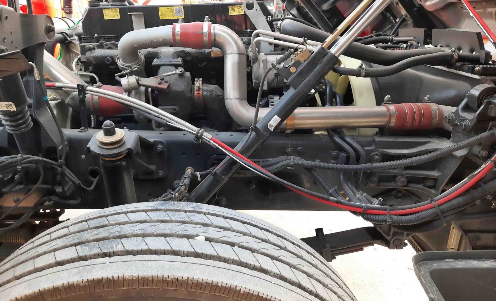 Xe tải Dongfeng X3 thùng 10m trang bị động cơ YCS06230-50