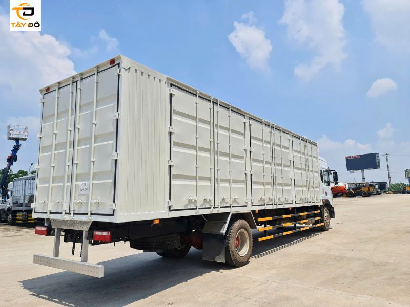 dongfeng d12 thùng kín nhập khẩu tải 8 tấn thùng siêu dài 9m7