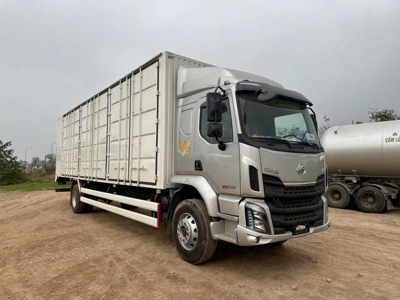 Xe-tai-8-tan-Chenglong-M3-thung-kin-container-cho-pallet-cau-kien-dien-tu-60-khoi-dai-10m-2