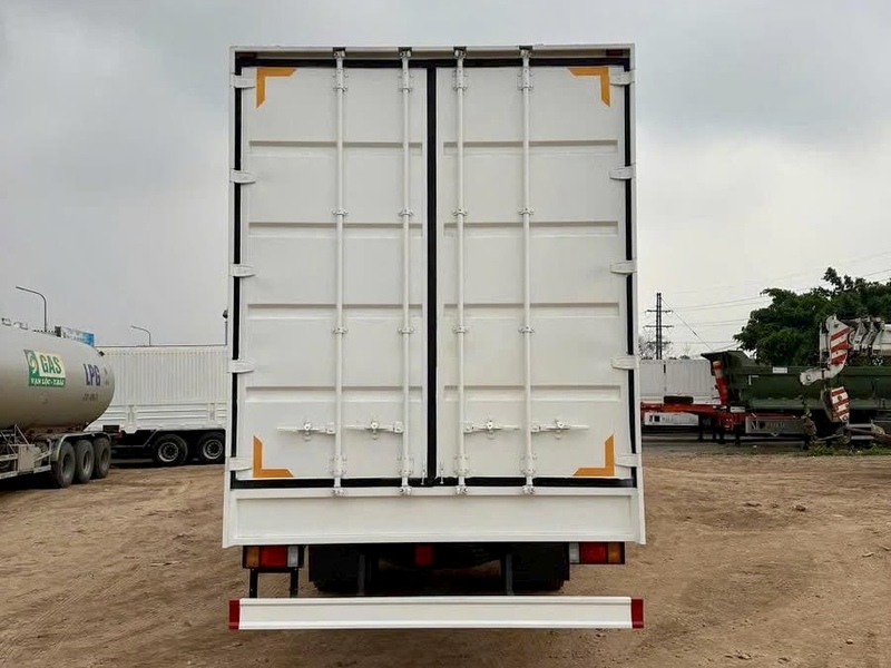 Xe-tai-8-tan-Chenglong-M3-thung-kin-container-cho-pallet-cau-kien-dien-tu-60-khoi-dai-10m-7