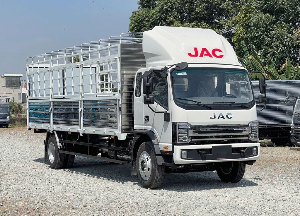 xe-tai-jac-8-tan-n800-plus-thung-mui-bat-01